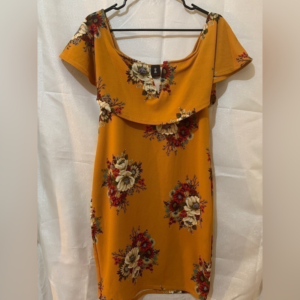 3/$28❤️Lillian off the shoulder, V-neck mustard, floral print dress size OX